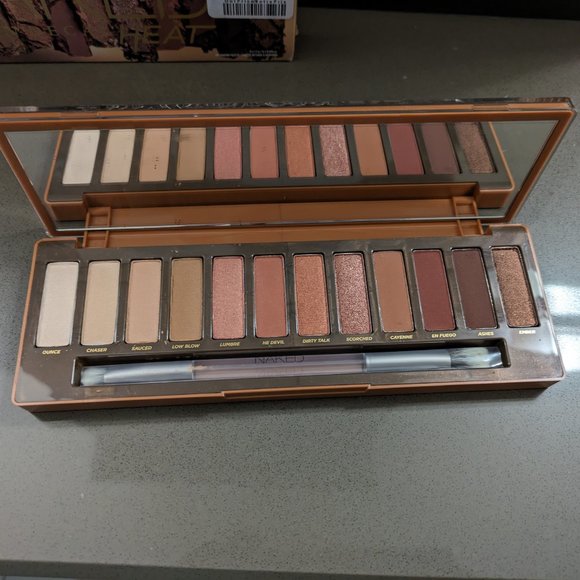Brand NEW Urban Decay eyeshadow palette. - Picture 2 of 3